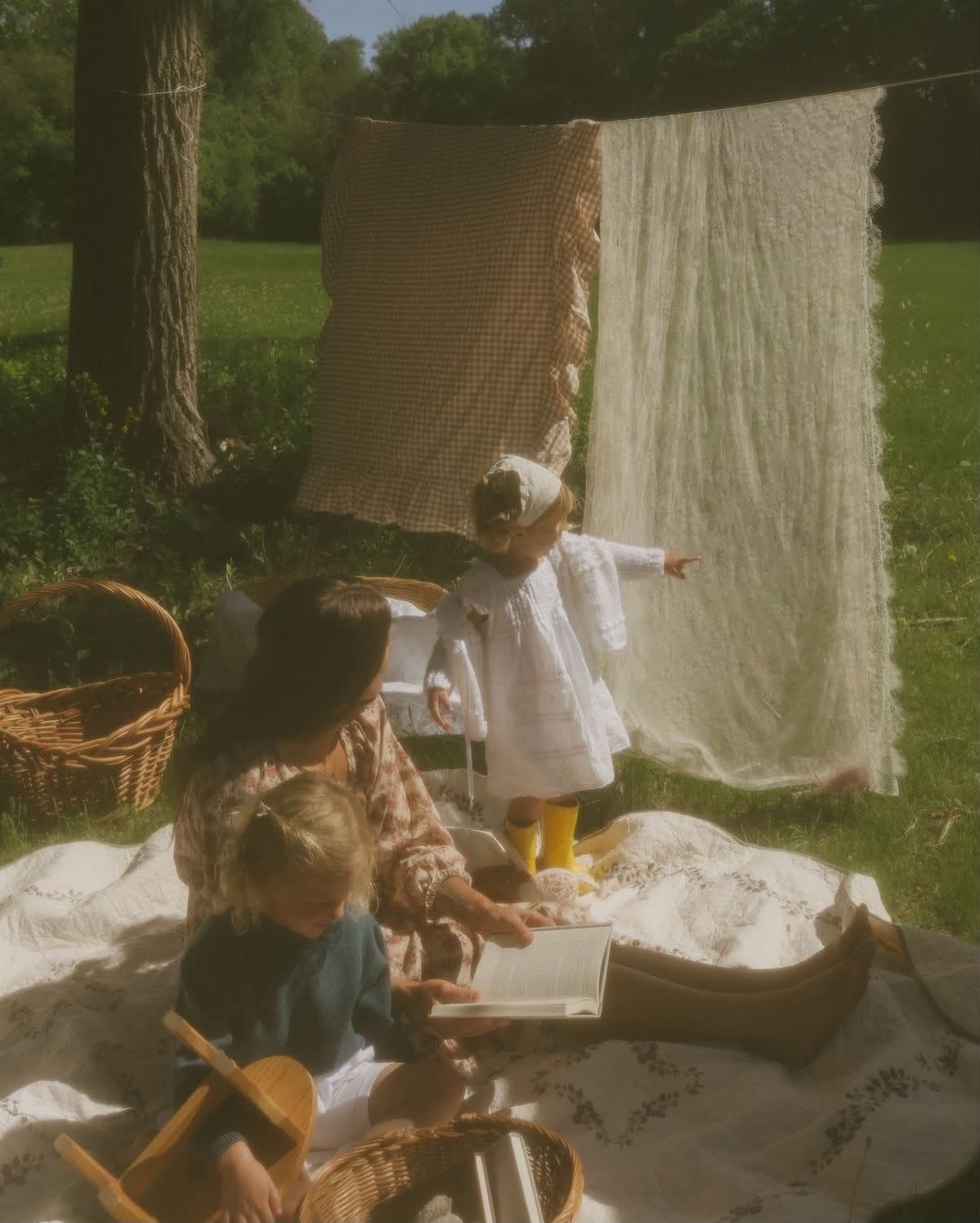 Children playing at a Casa Fête picnic