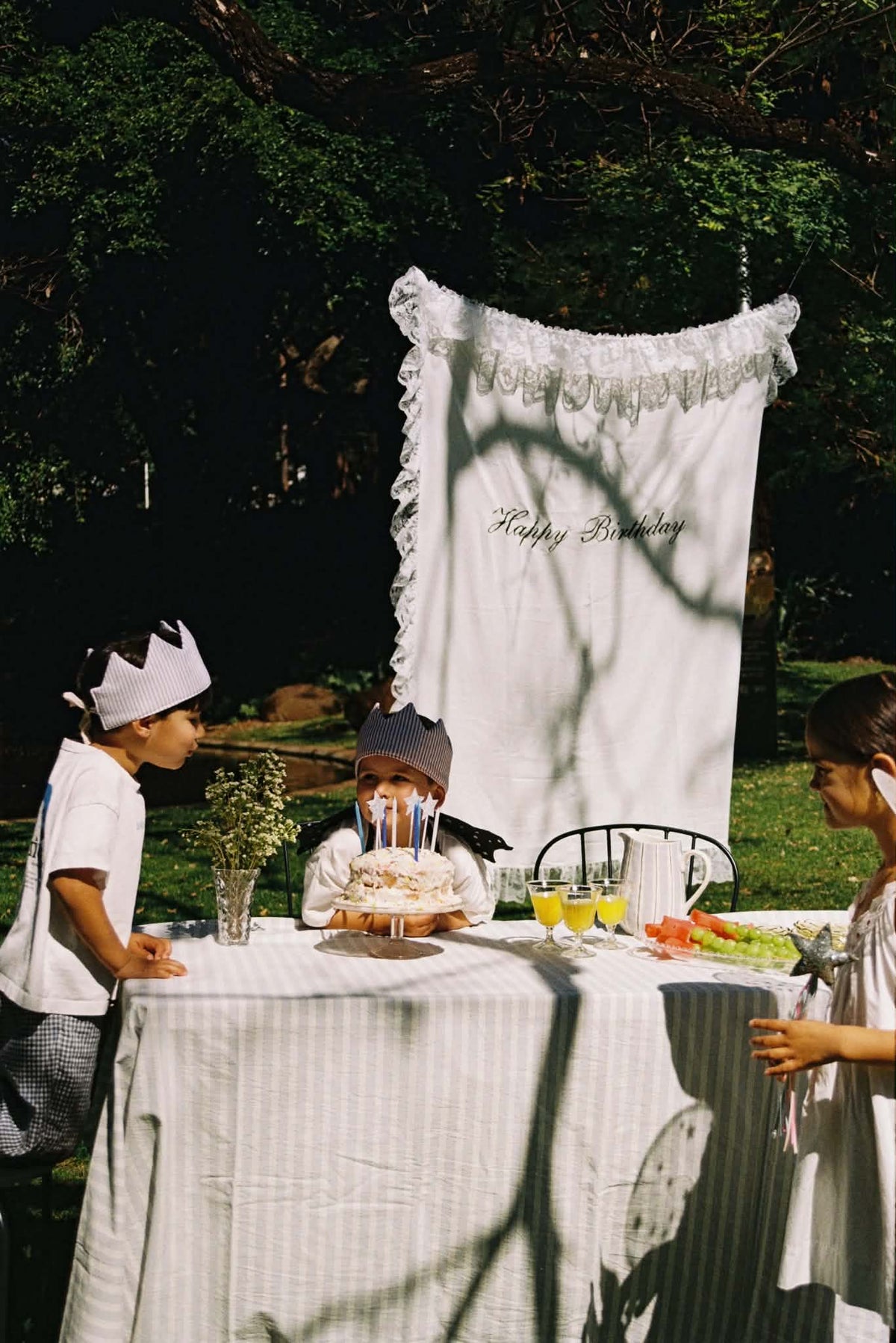 Children playing at a Casa Fête picnic